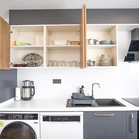Trendy 2br Stylish, Vibrant Area 아파트