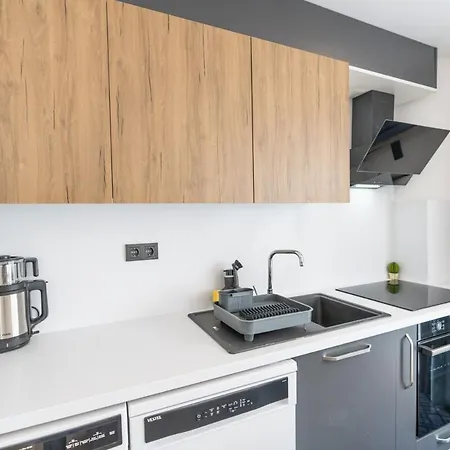 Trendy 2br Stylish, Vibrant Area 아파트 *