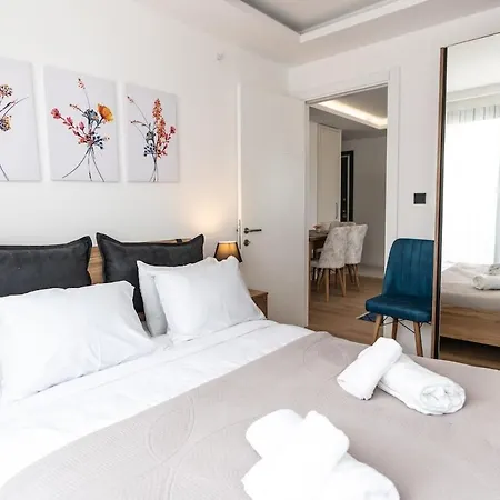 Trendy 2br Stylish, Vibrant Area